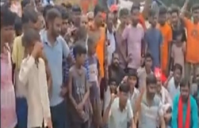 पटना जानीपुर मासूम बच्चों की हत्या मामले में स्थानीय लोग प्रदर्शन करते हुए पटना जानीपुर मासूम बच्चों की हत्या मामले में स्थानीय लोग प्रदर्शन करते हुए