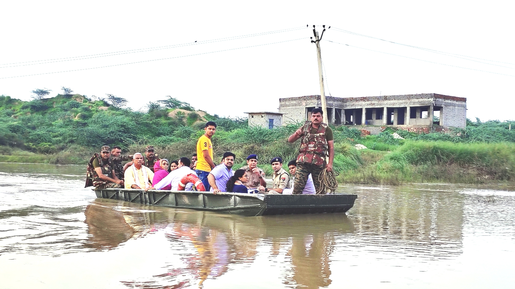 धााैलपुर प्भाारी मंती ने िकया बाढ प्भाावित इलाके का दाैरा। धााैलपुर प्भाारी मंती ने िकया बाढ प्भाावित इलाके का दाैरा।