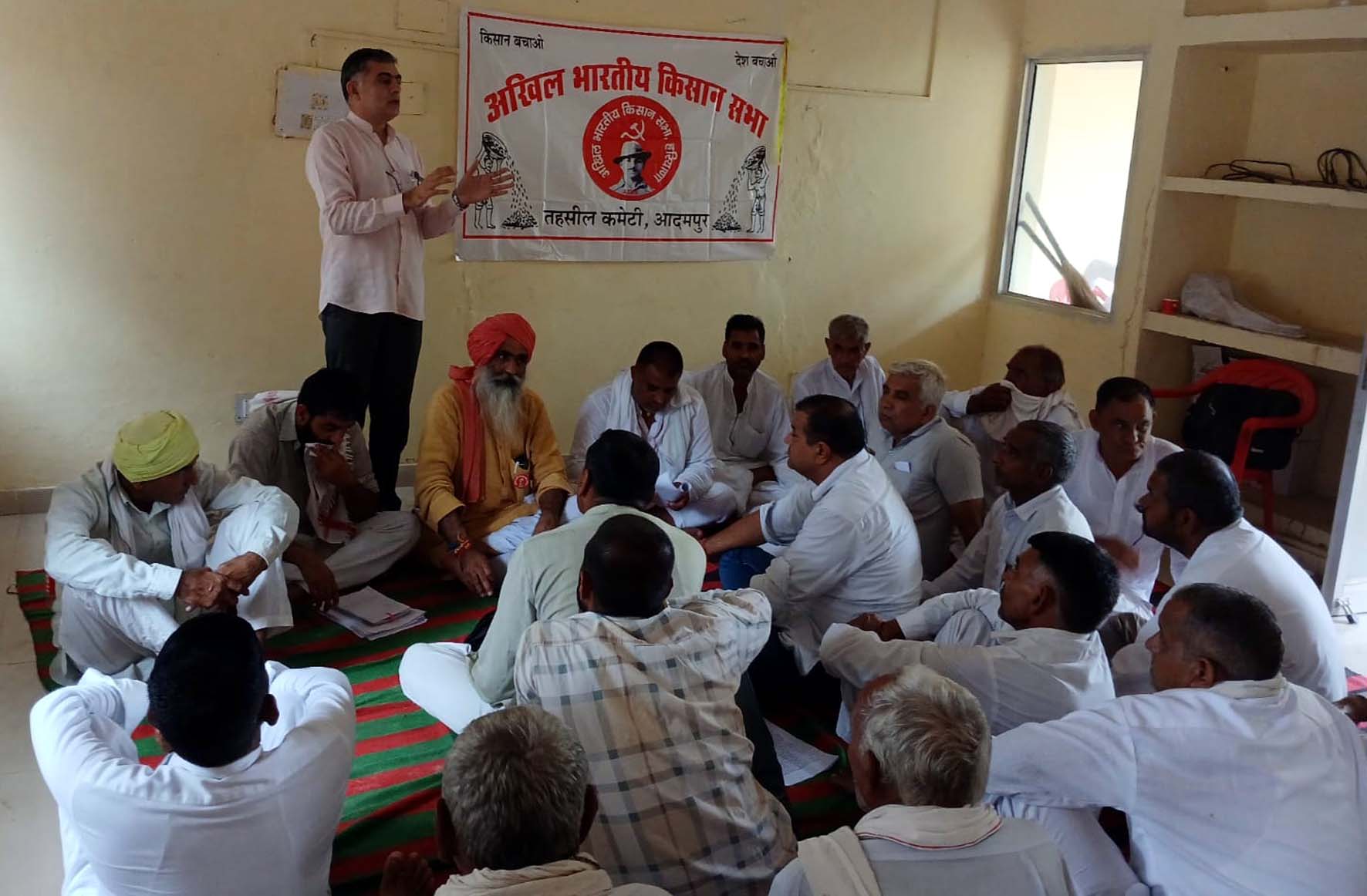 किसान सम्मेलन संबोधित करते किसान नेता दिनेश सिवाच।