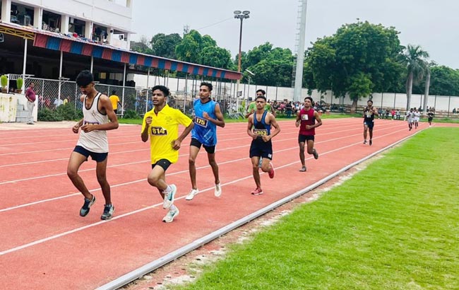 दौड़ लगाते प्रतिभागी दौड़ लगाते प्रतिभागी