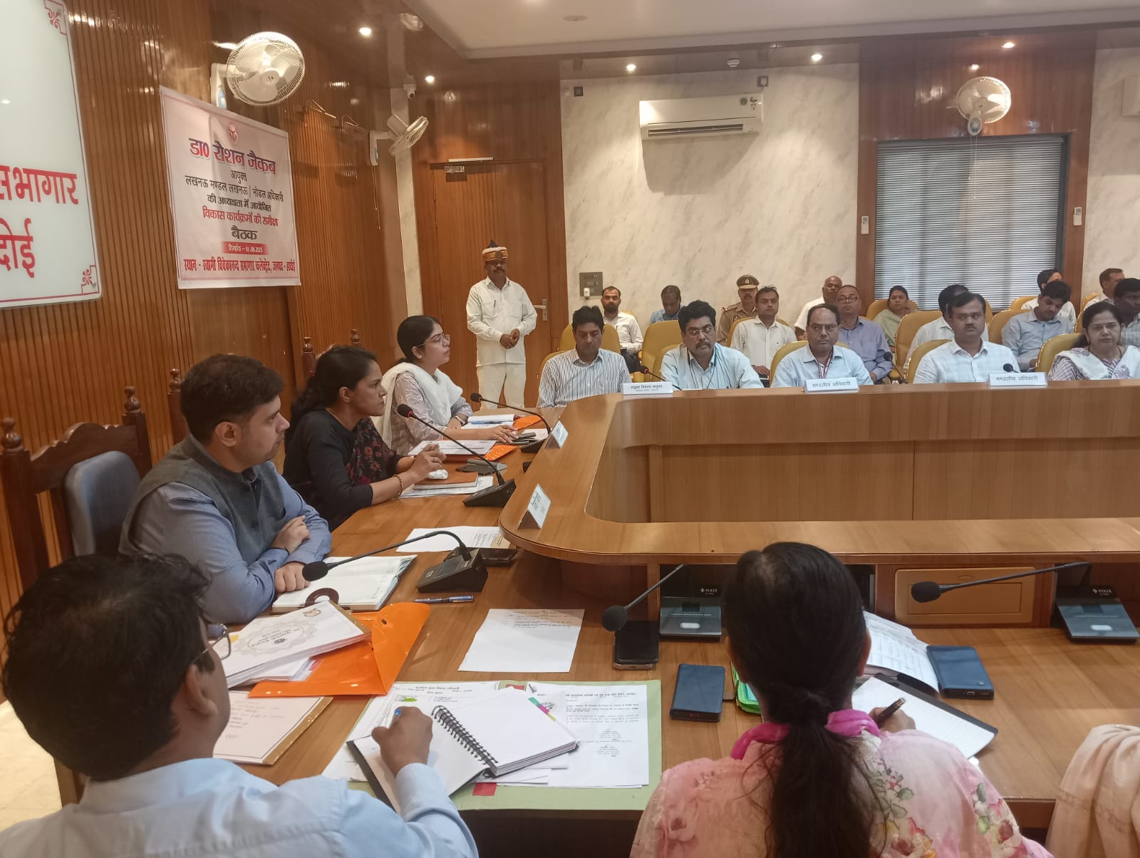 आम जनता का फोन उठाये एवं बिजली आपूर्ति में सुधार लाये:-डा0 रोशन जैकब आम जनता का फोन उठाये एवं बिजली आपूर्ति में सुधार लाये:-डा0 रोशन जैकब