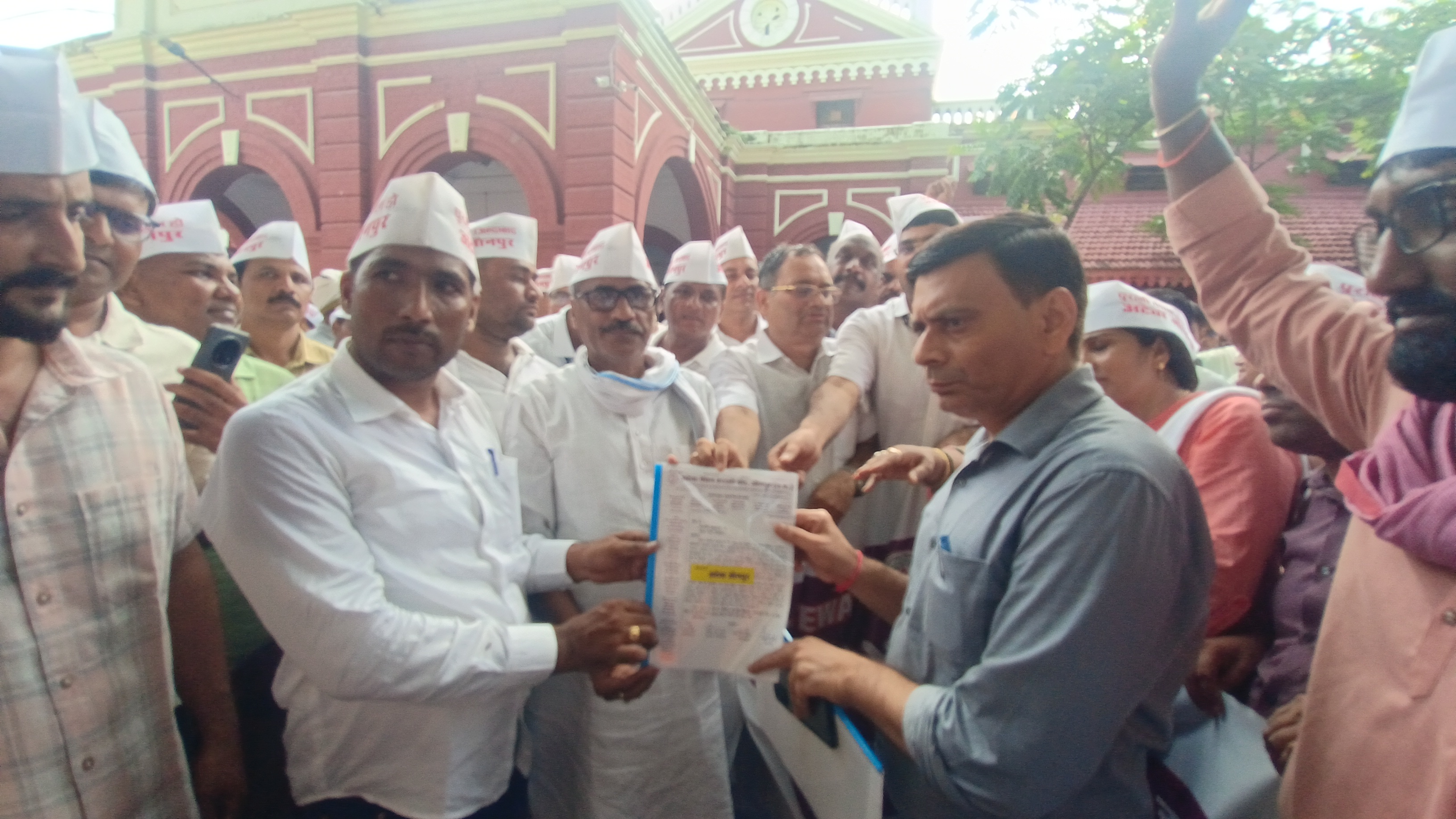 अटेवा मंच के लोग प्रशासनिक अधिकारी को ज्ञापन सौंपते हुए