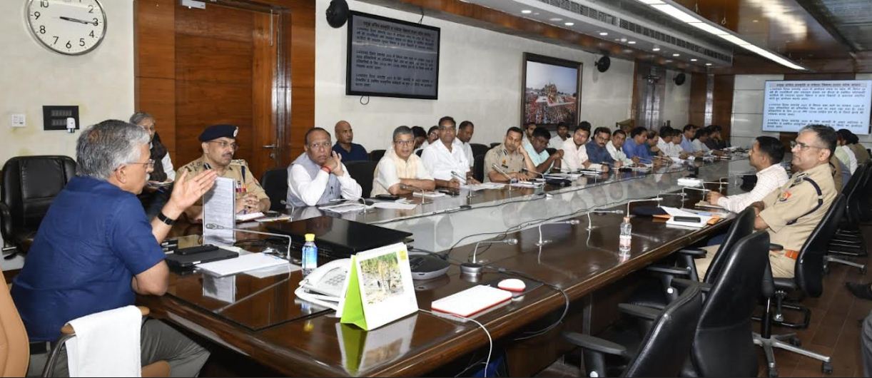 समीक्षा बैठक करते मुख्य सचिव एसपी गोयल समीक्षा बैठक करते मुख्य सचिव एसपी गोयल