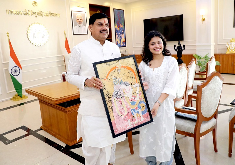 मुख्यमंत्री से मिली कोलकाता की छात्रा गौरांगी, भेंट की इंडोनेशियाई रामायण से प्रेरित बटिक पेंटिंग