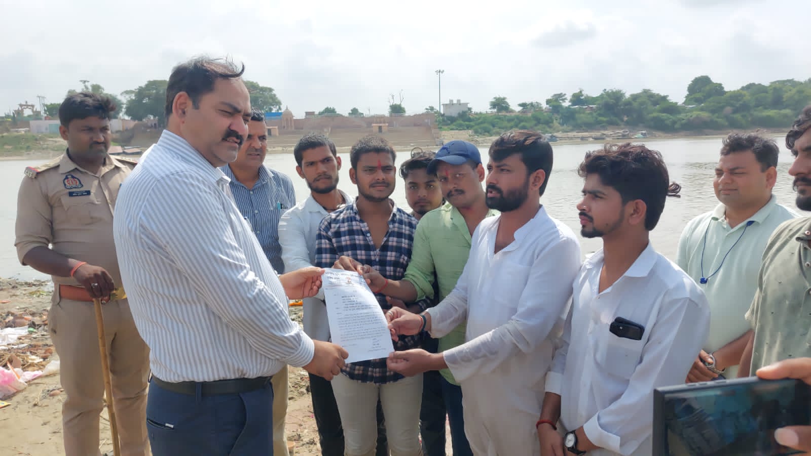 छात्र संघ चुनाव बहाली को लेकर छात्रनेताओं ने लिया जल समाधि,सौंपा ज्ञापन* छात्र संघ चुनाव बहाली को लेकर छात्रनेताओं ने लिया जल समाधि,सौंपा ज्ञापन*