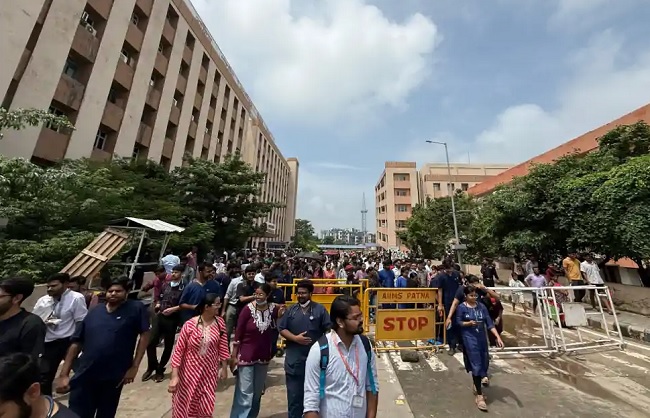 पटना एम्स के डॉक्टर विरोध प्रदर्शन करते हुए पटना एम्स के डॉक्टर विरोध प्रदर्शन करते हुए