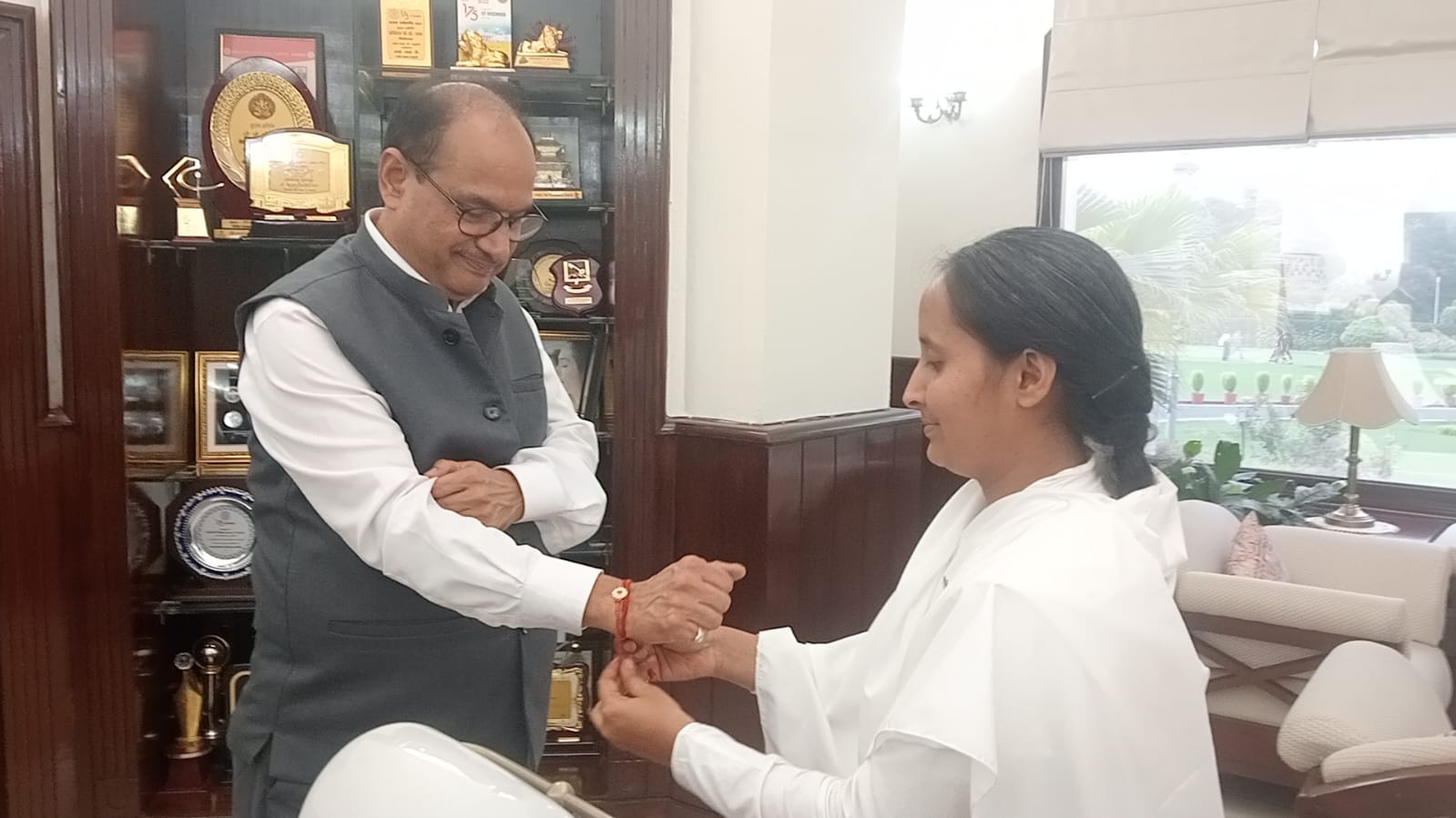 रक्षा सूत्र बांधती ब्रह्माकुमारी