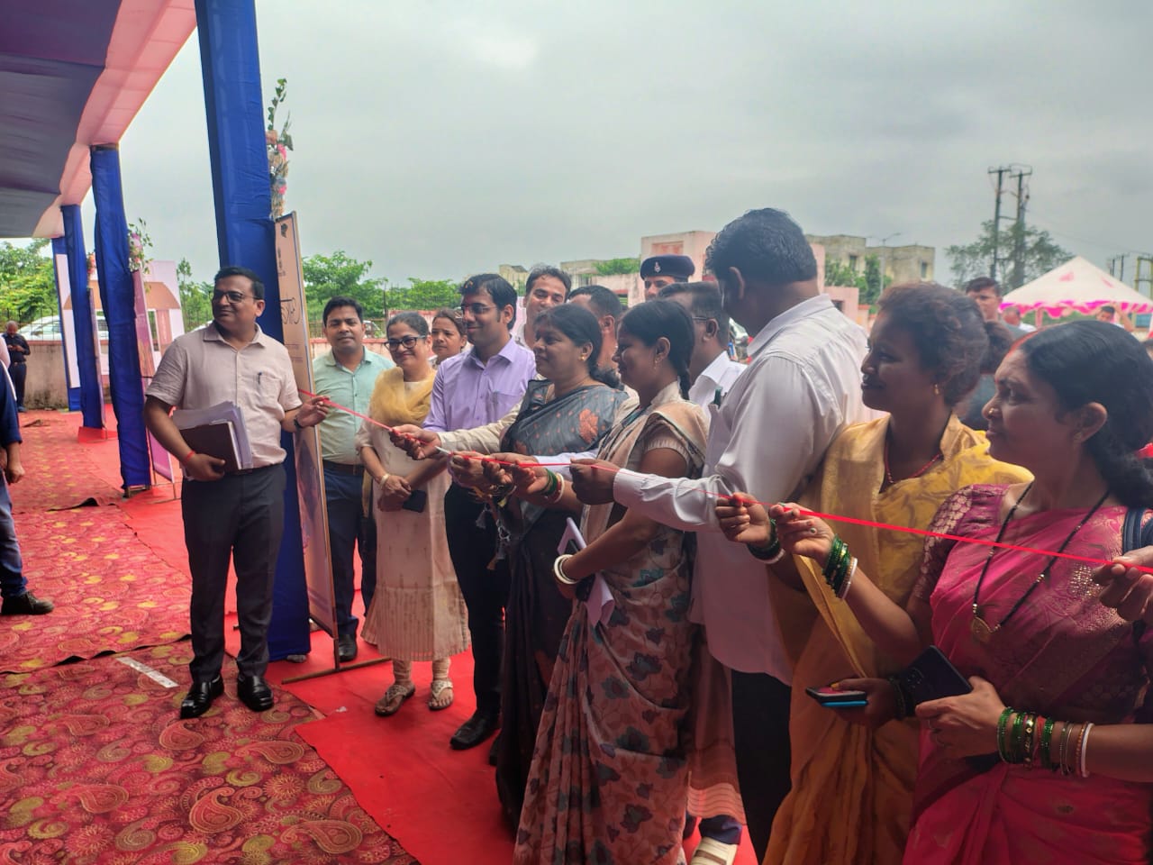 कार्यक्रम का उद्घाटन करते अतिथि कार्यक्रम का उद्घाटन करते अतिथि