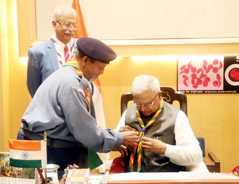 राज्यपाल मंगुभाई पटेल को स्काउट्स स्कार्फ पहनाकर किया सम्मानित