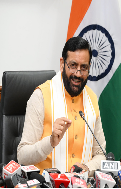 हरियाणा के मुख्यमंत्री नायब सैनी अधिकारियों से बातचीत करते हुए हरियाणा के मुख्यमंत्री नायब सैनी अधिकारियों से बातचीत करते हुए