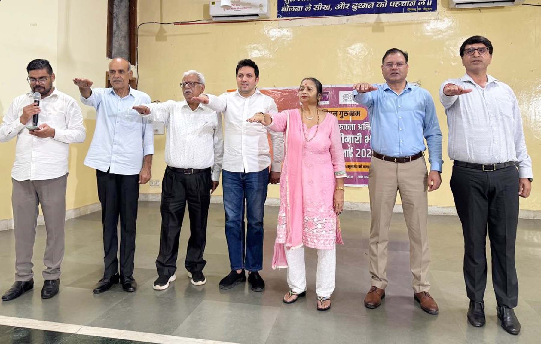 गुरुग्राम के सी.आर. मॉडल स्कूल में स्वच्छता की शपथ दिलातीं मेयर राजरानी मल्होत्रा। गुरुग्राम के सी.आर. मॉडल स्कूल में स्वच्छता की शपथ दिलातीं मेयर राजरानी मल्होत्रा।