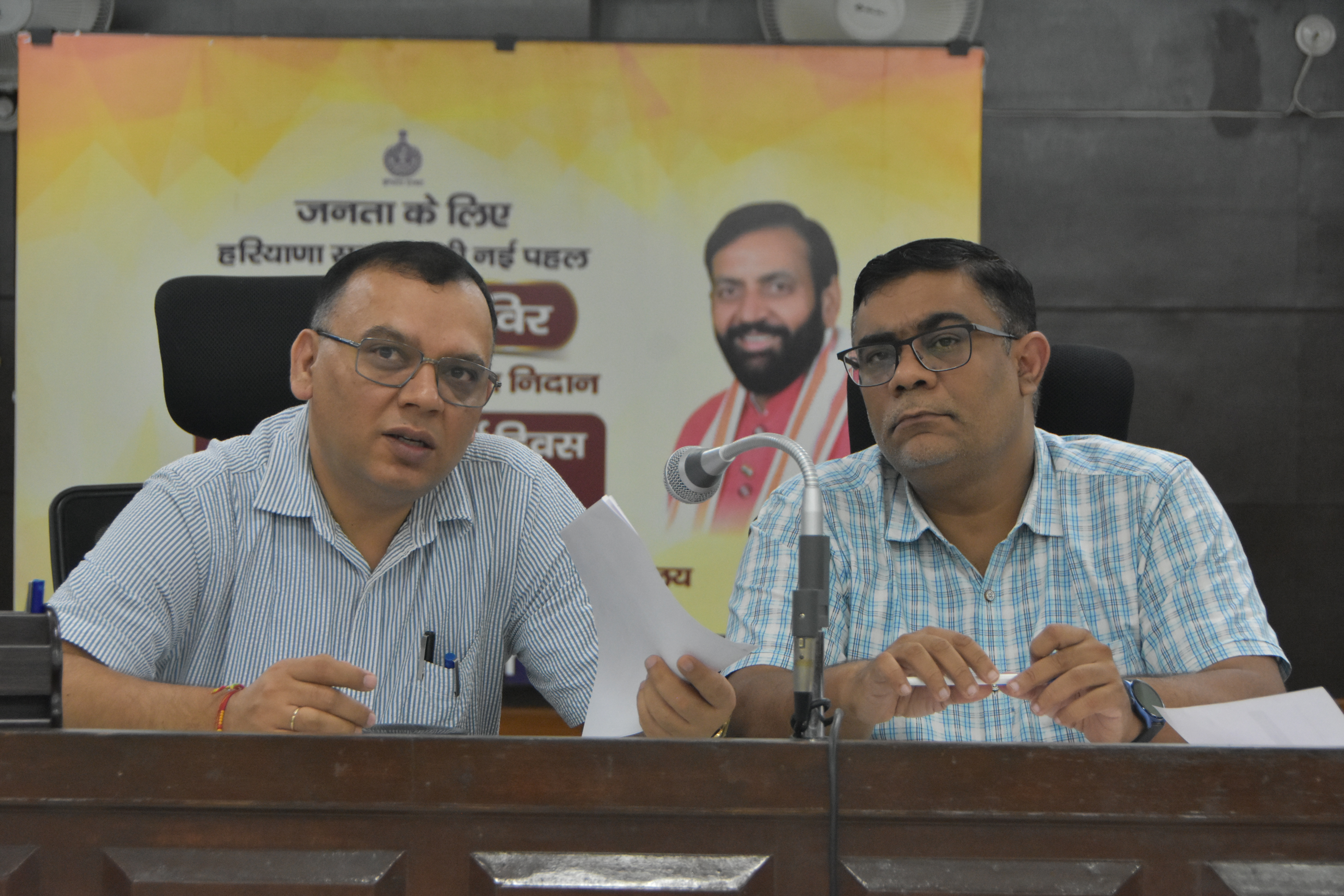 वीडियो कॉन्फ्रेंस के दौरान नगर निगम के अतिरिक्त आयुक्त विवेक चौधरी वीडियो कॉन्फ्रेंस के दौरान नगर निगम के अतिरिक्त आयुक्त विवेक चौधरी