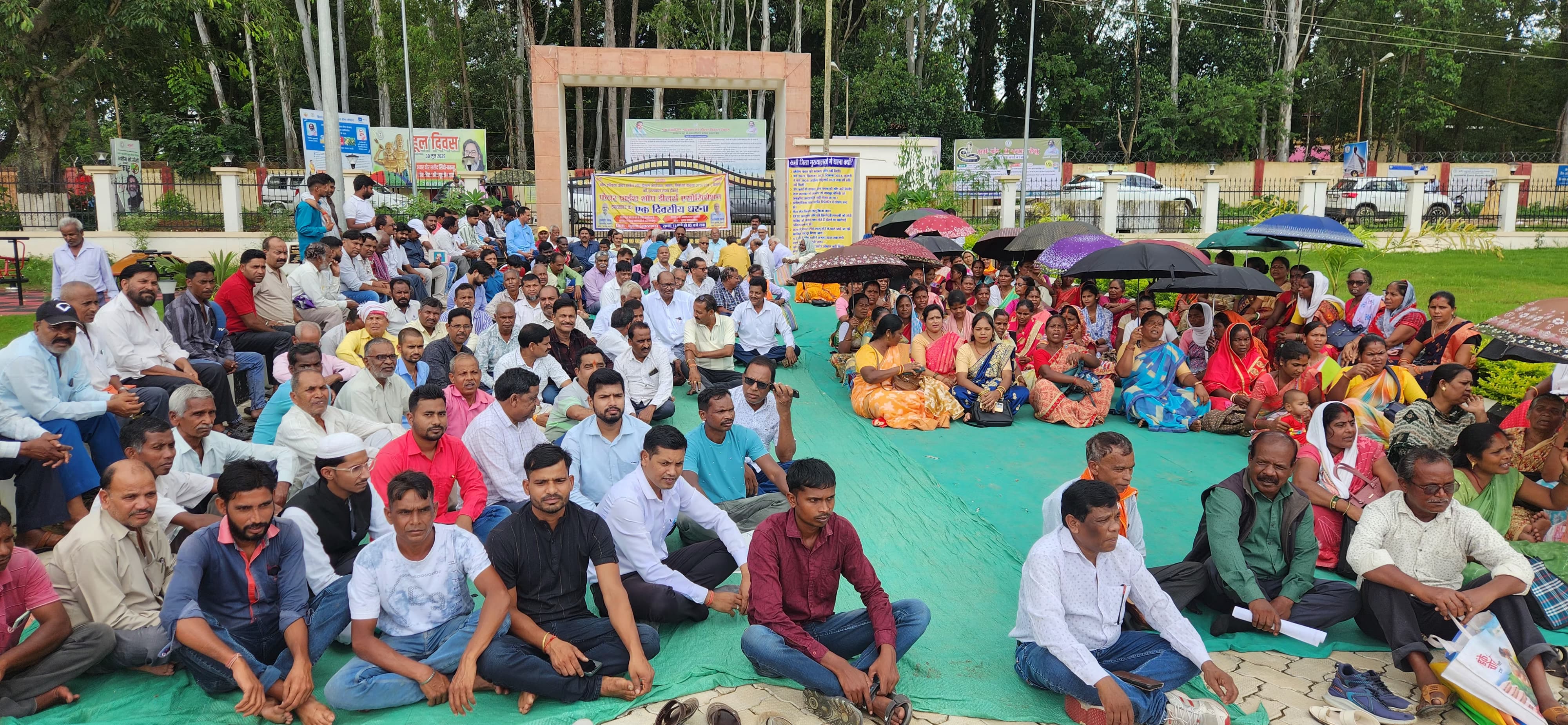 धरना में बैठे डीलर धरना में बैठे डीलर