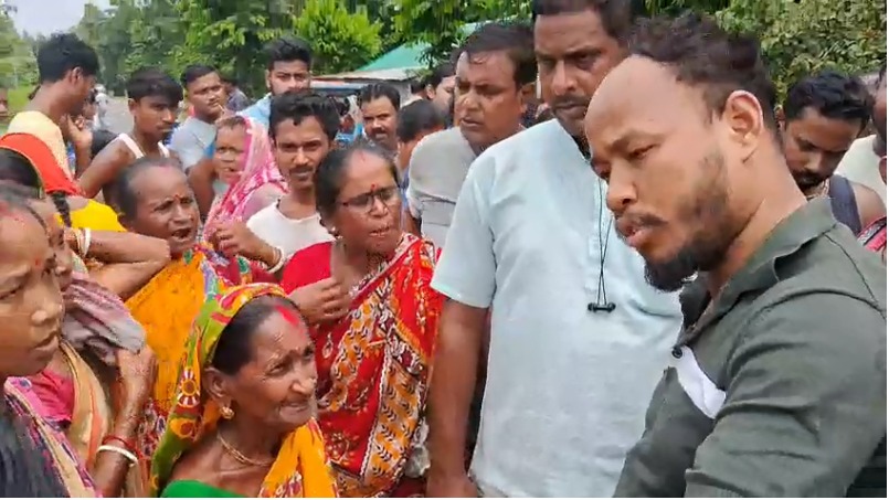 प्रदर्शनकारियों से बात करते बीडीओ प्रशांत बर्मन प्रदर्शनकारियों से बात करते बीडीओ प्रशांत बर्मन