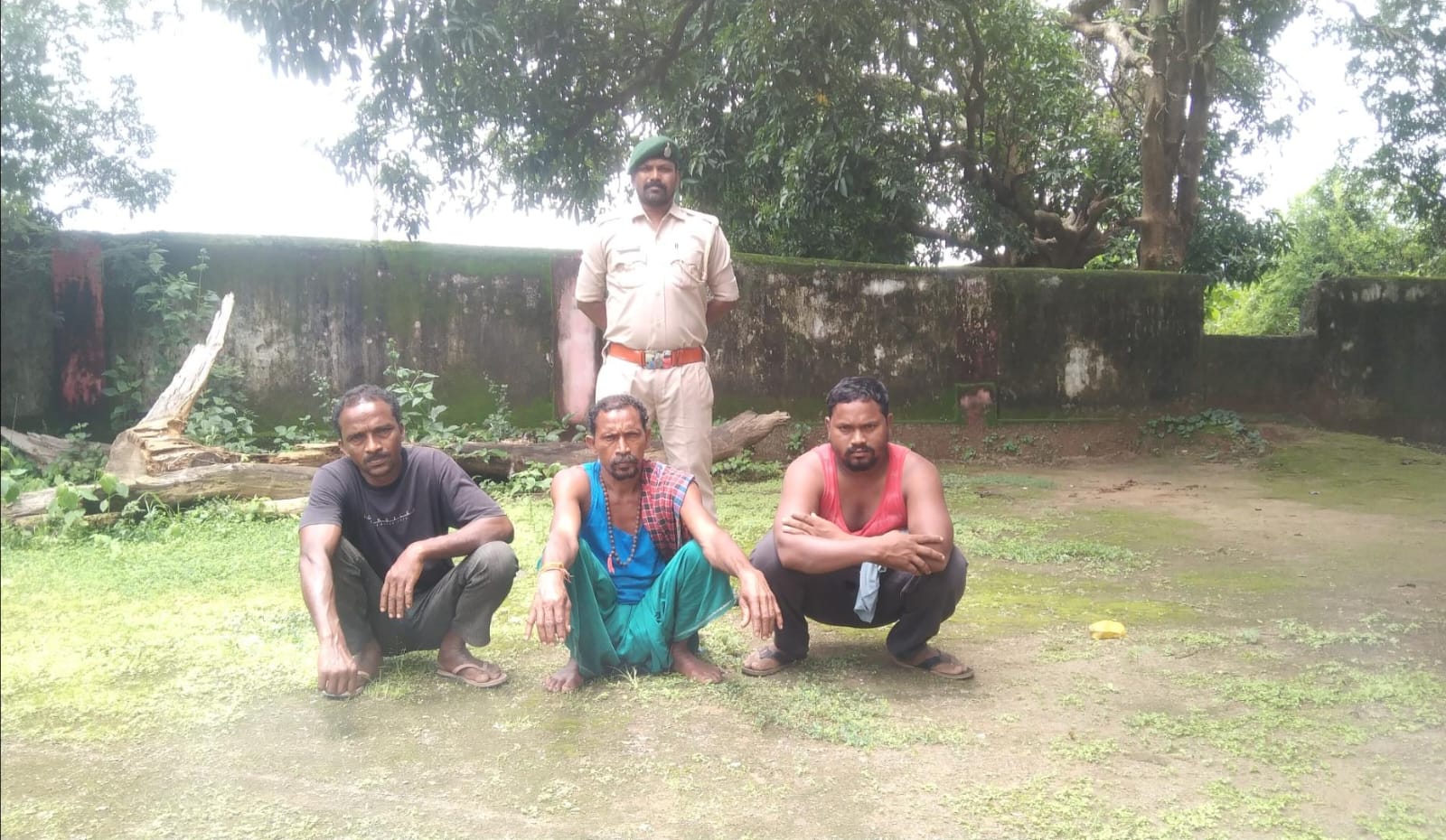 गिरफ्तार तीन किसान गिरफ्तार तीन किसान