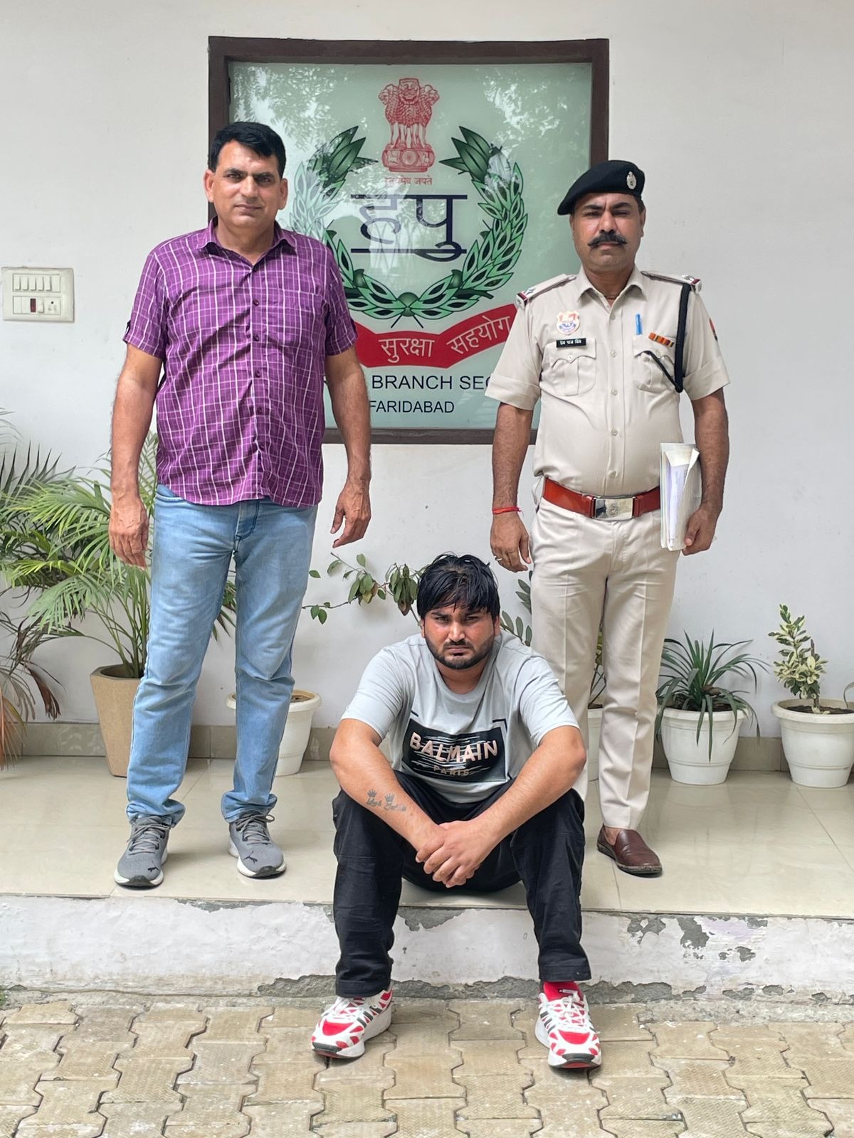 गिरफ्तार किया गया खाताधारक गिरफ्तार किया गया खाताधारक