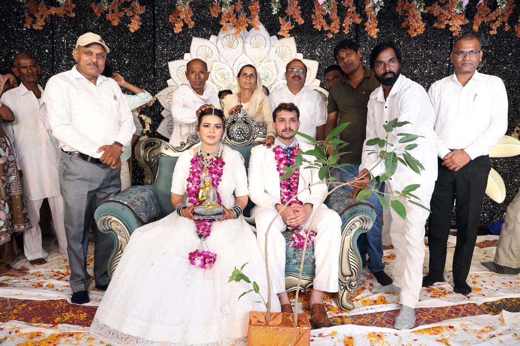 एडवोकेट विशाल मोर्या की शादी के अवसर पर कदम के पौधे भेंट करते राह संस्था के पदाधिकारीगण। एडवोकेट विशाल मोर्या की शादी के अवसर पर कदम के पौधे भेंट करते राह संस्था के पदाधिकारीगण।
