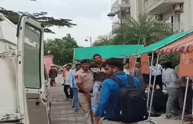 मॉक ड्रिल के दौरान घायल को ले जाते हुए कर्मचारी। मॉक ड्रिल के दौरान घायल को ले जाते हुए कर्मचारी।