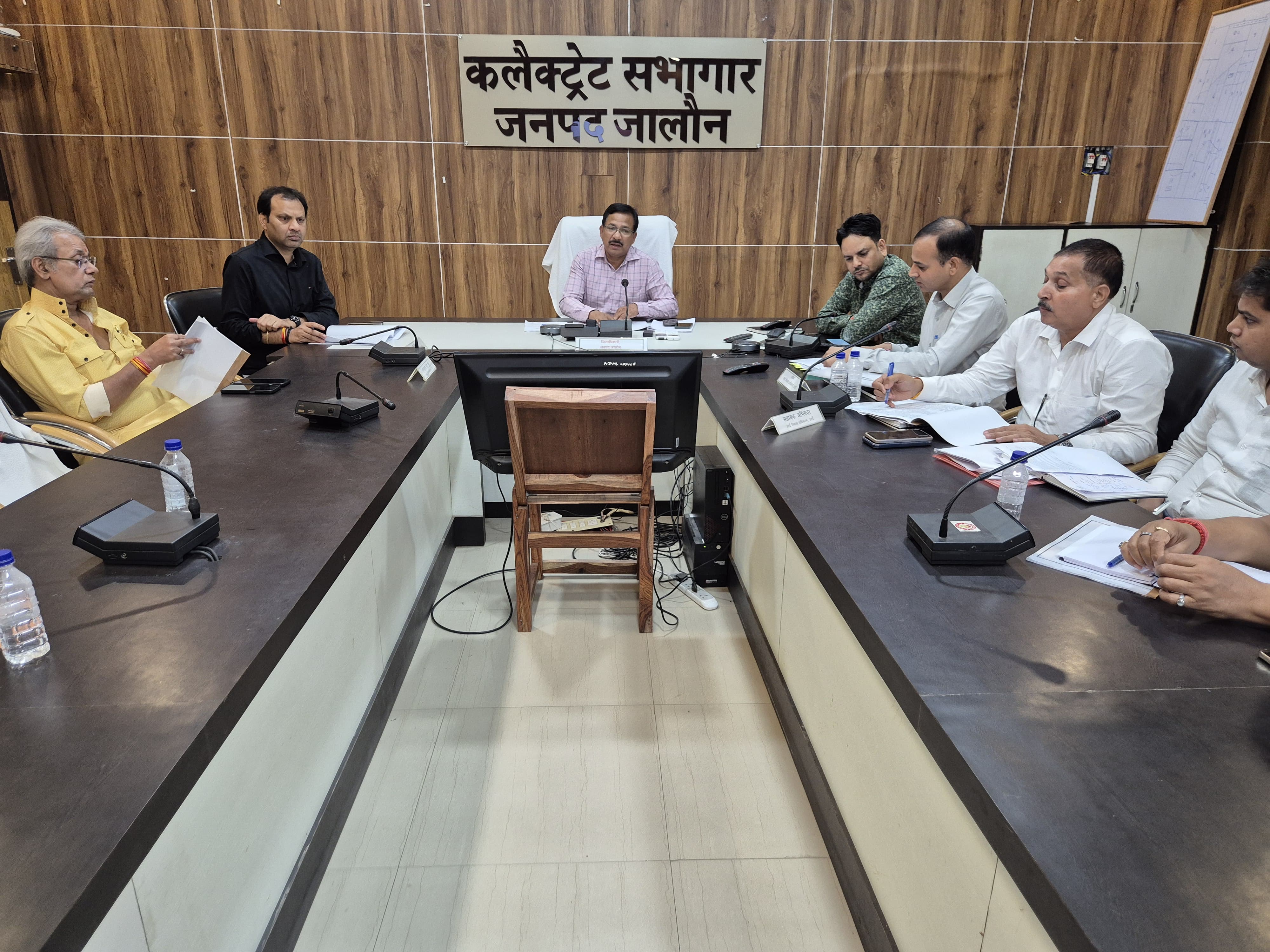 बैठक करते जिलाधिकारी