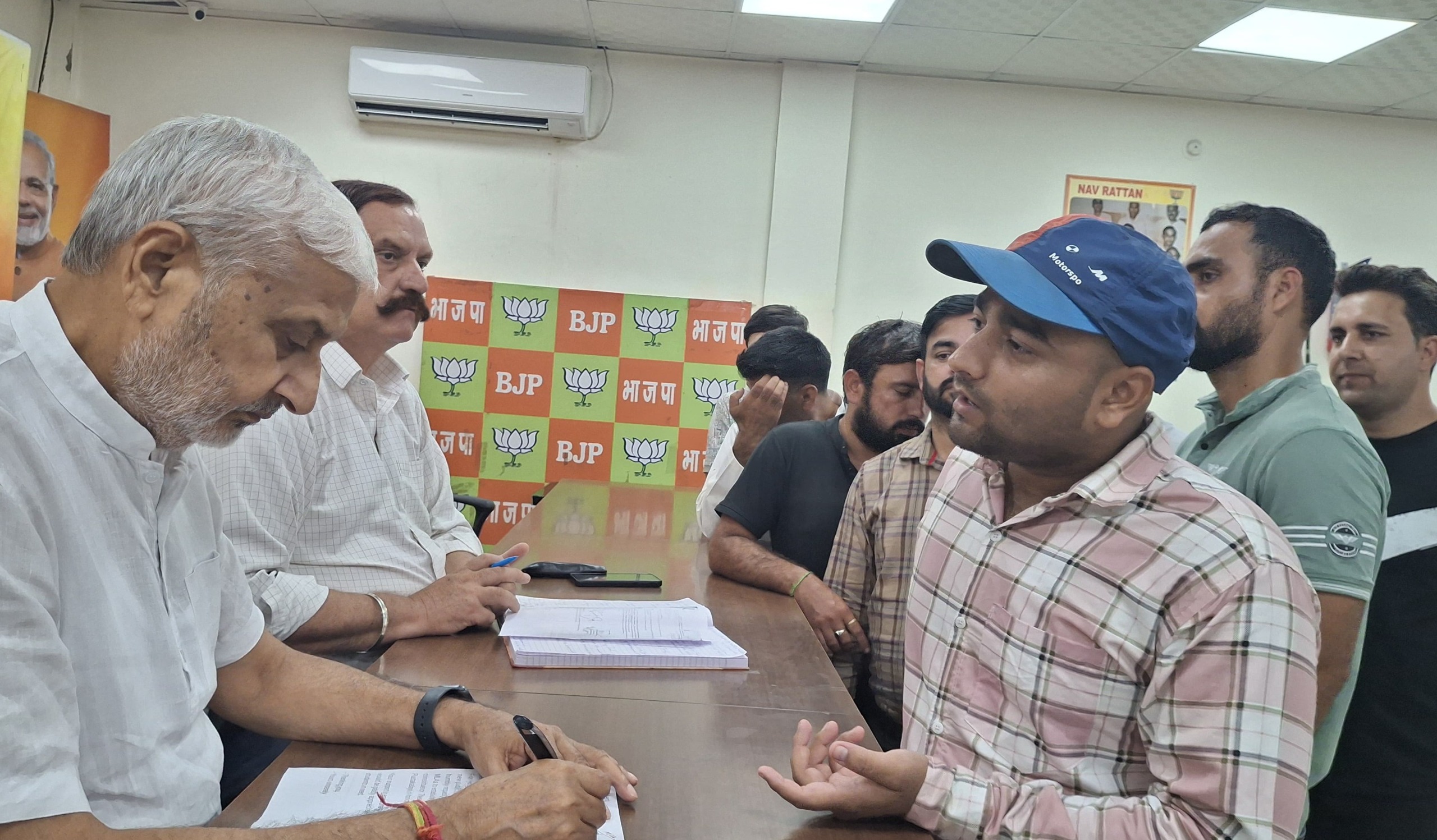 शाम लाल शर्मा ने भाजपा मुख्यालय में जनता दरबार लगाया शाम लाल शर्मा ने भाजपा मुख्यालय में जनता दरबार लगाया