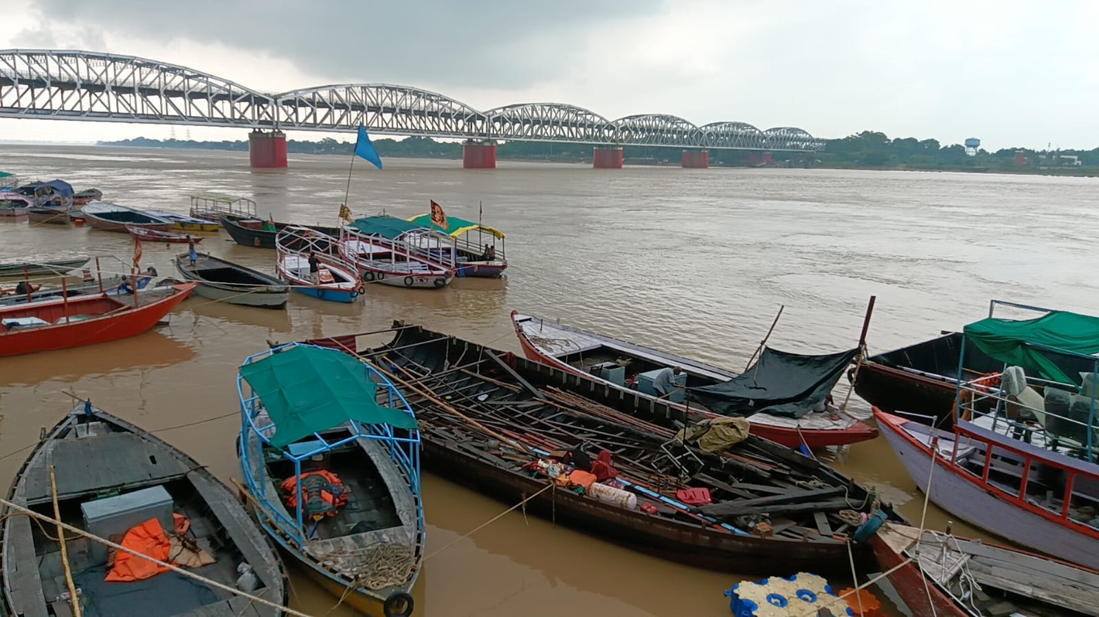 राजघाट से गंगा में बाढ़ का दृष्य