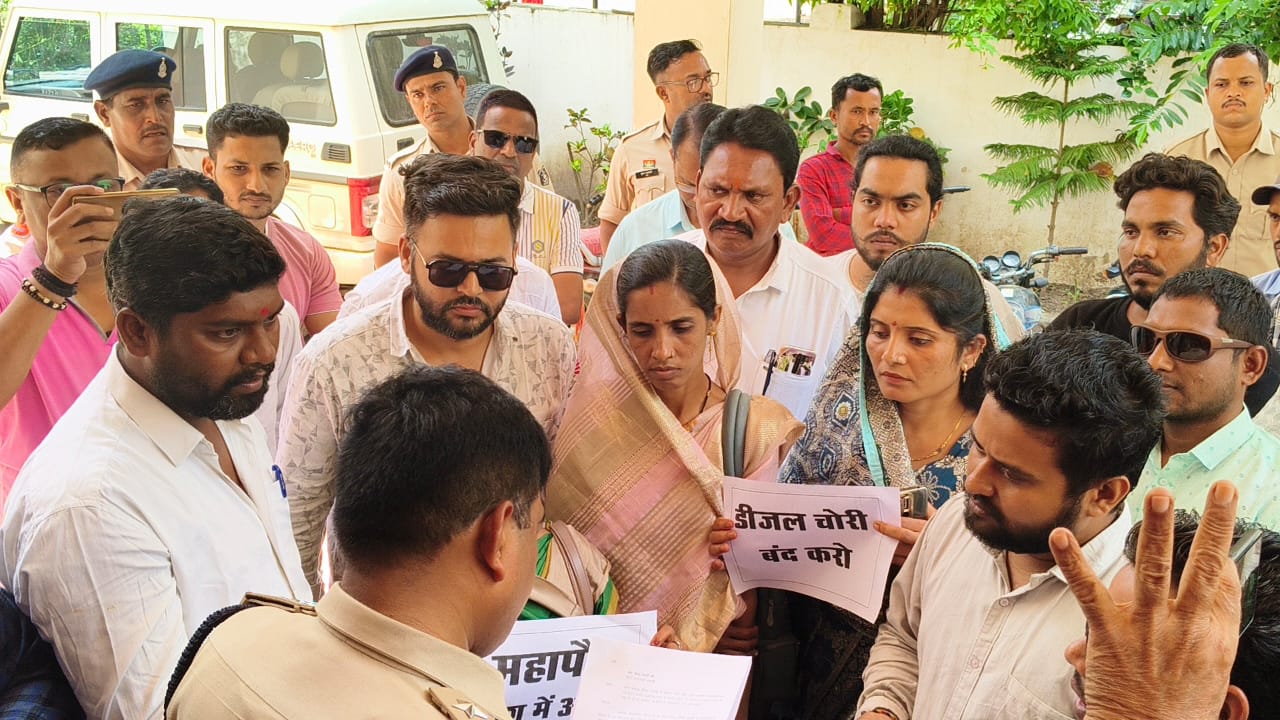 सिटी कोतवाली में पुलिस से चर्चा करते हुए नगर निगम के कांग्रेसी पार्षद। सिटी कोतवाली में पुलिस से चर्चा करते हुए नगर निगम के कांग्रेसी पार्षद।