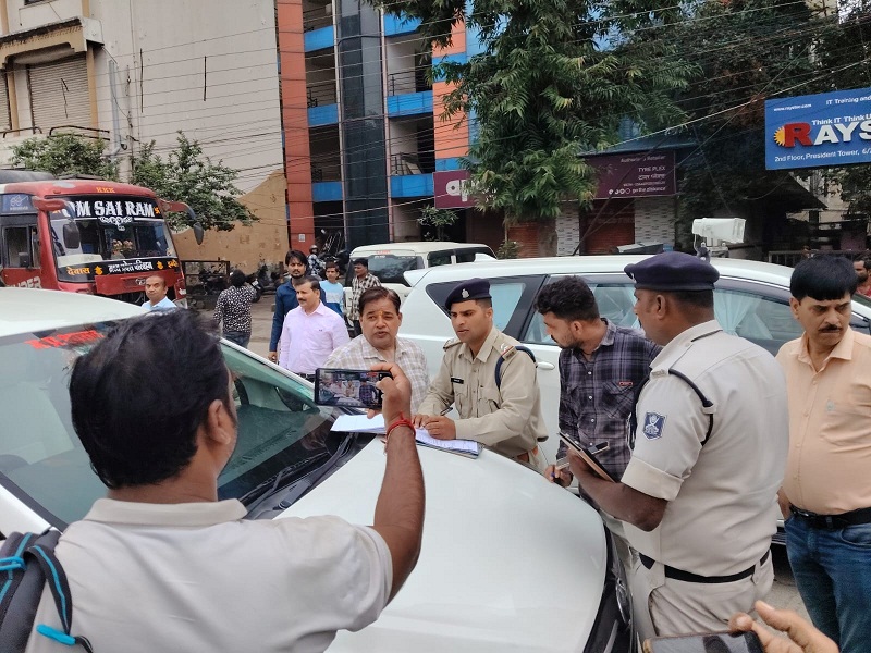 इंदौरः अव्यवस्थित और अवैध रूप से खड़ी बसों पर बड़ी कार्रवाई, आठ बसें जब्त इंदौरः अव्यवस्थित और अवैध रूप से खड़ी बसों पर बड़ी कार्रवाई, आठ बसें जब्त
