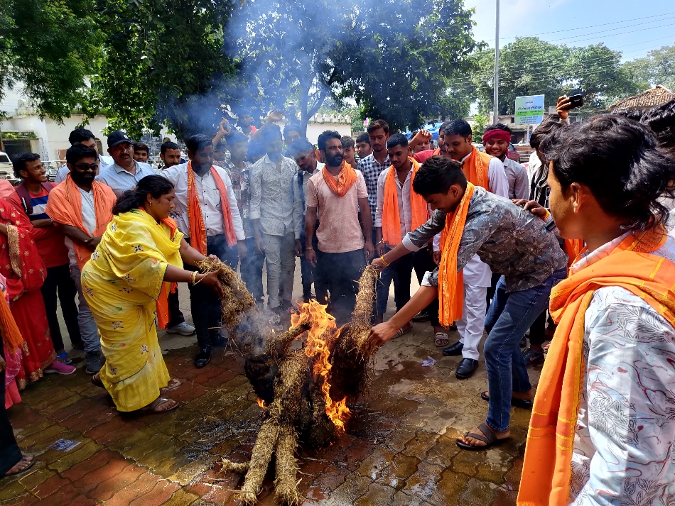 गांधी मैदान में कांग्रेस नेताओं का पुतला फूंकते हुए विहिप और बजरंग दल के पदाधिकारी एवं सदस्य। गांधी मैदान में कांग्रेस नेताओं का पुतला फूंकते हुए विहिप और बजरंग दल के पदाधिकारी एवं सदस्य।