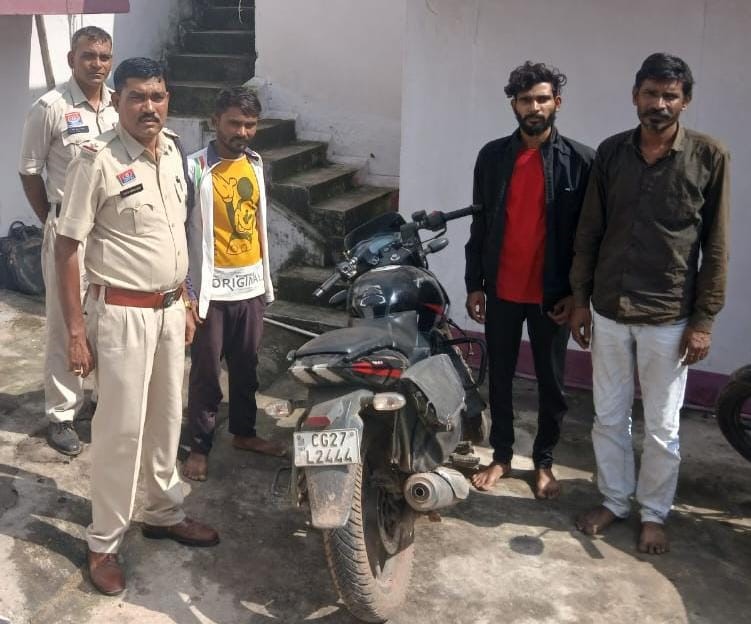 चोरी की बाइक के साथ गिरफ्तार तीनों आरोपित पुलिस हिरासत में। चोरी की बाइक के साथ गिरफ्तार तीनों आरोपित पुलिस हिरासत में।