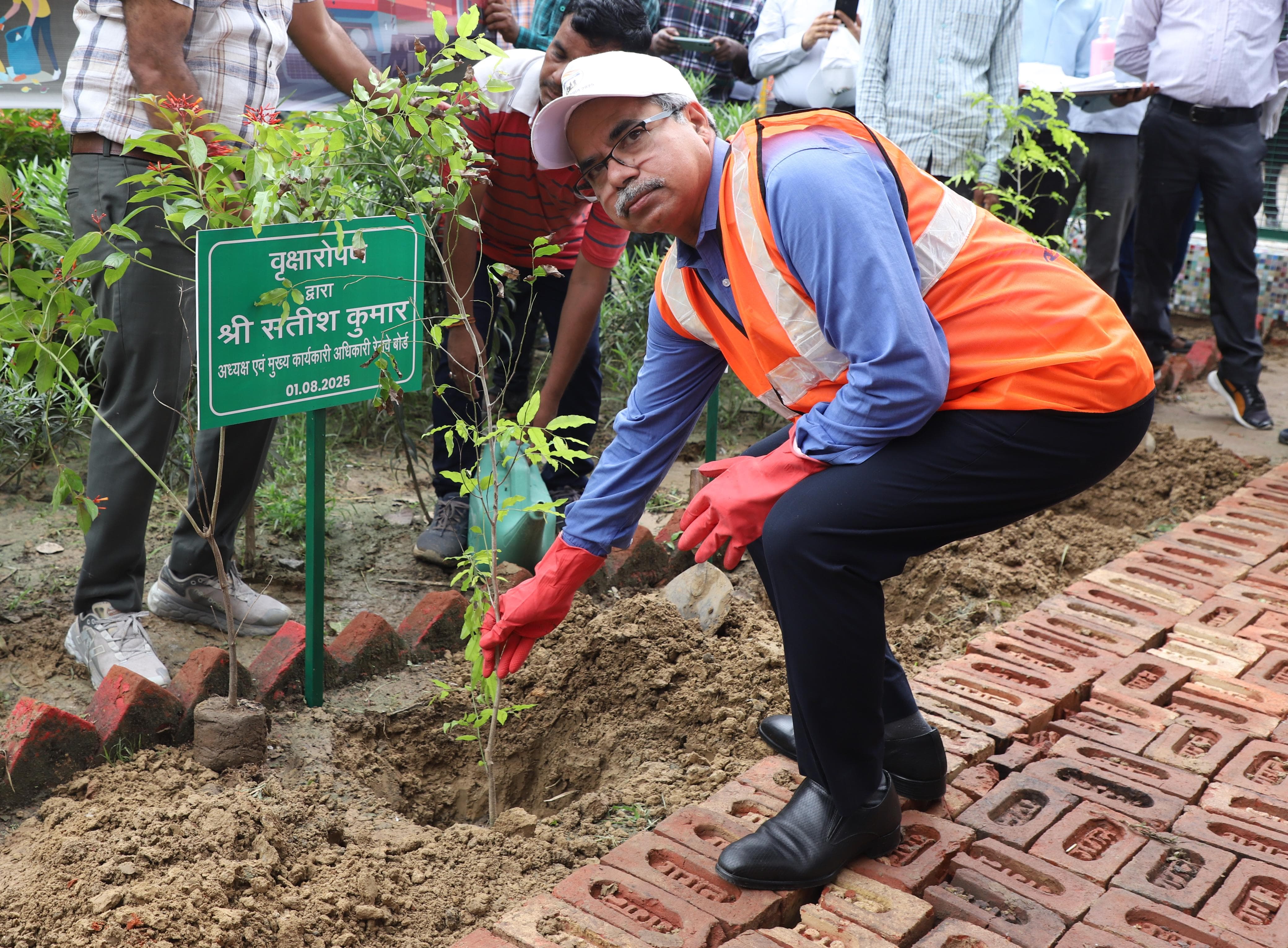 रेलवे बोर्ड के सीआरबी सतीश कुमार शुक्रवार को नई दिल्ली स्टेशन पर पौधारोपण करते हुए
