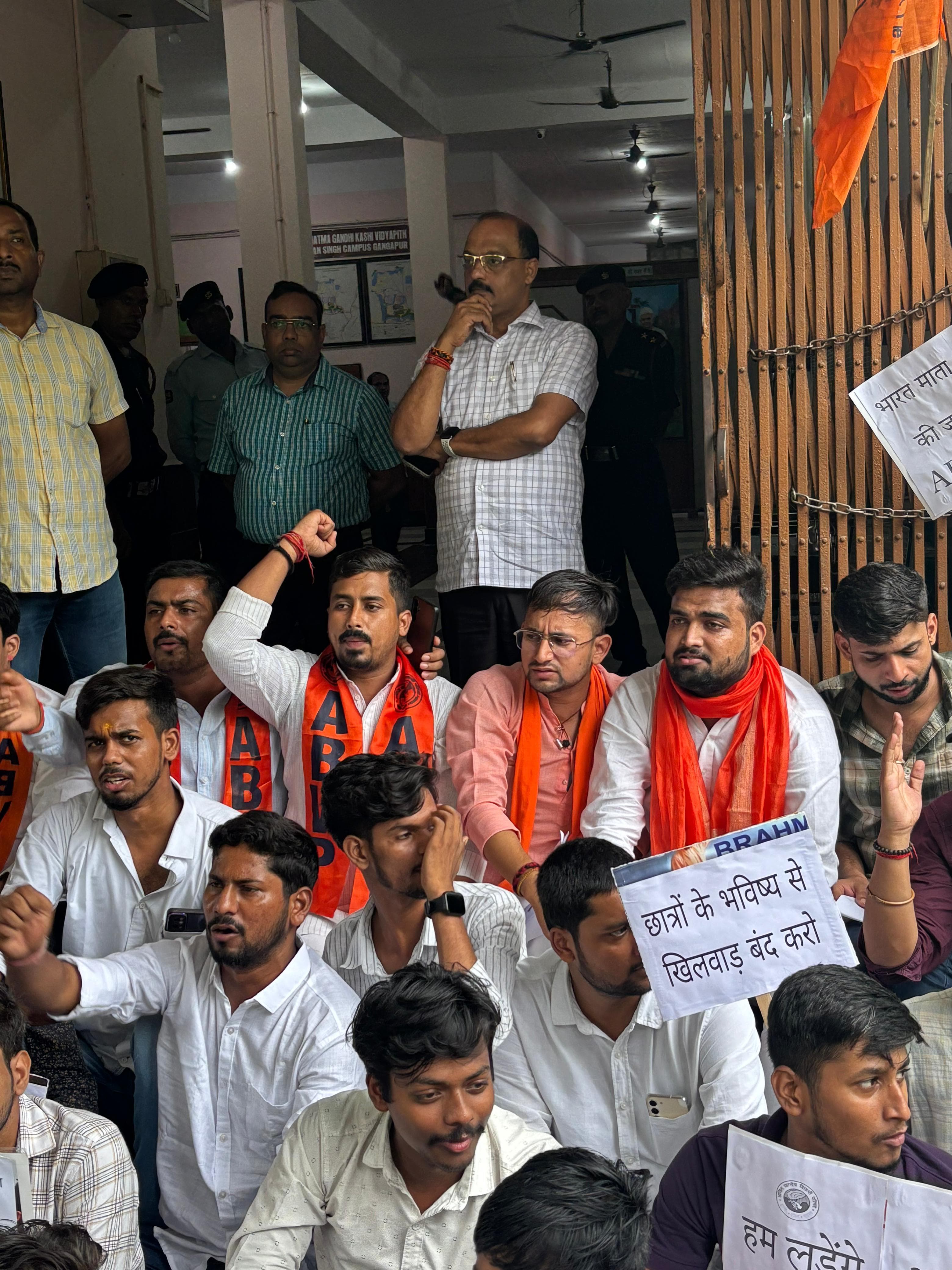 प्रदर्शन करते विद्यार्थी परिषद के कार्यकर्ता प्रदर्शन करते विद्यार्थी परिषद के कार्यकर्ता