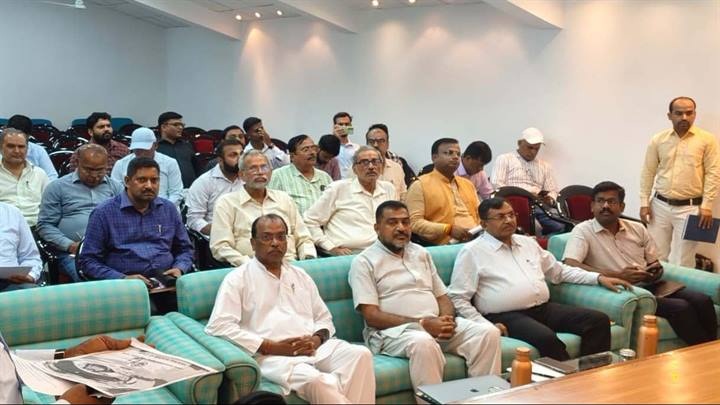 चित्रकूट में विकास कार्यों की समीक्षा बैठक चित्रकूट में विकास कार्यों की समीक्षा बैठक