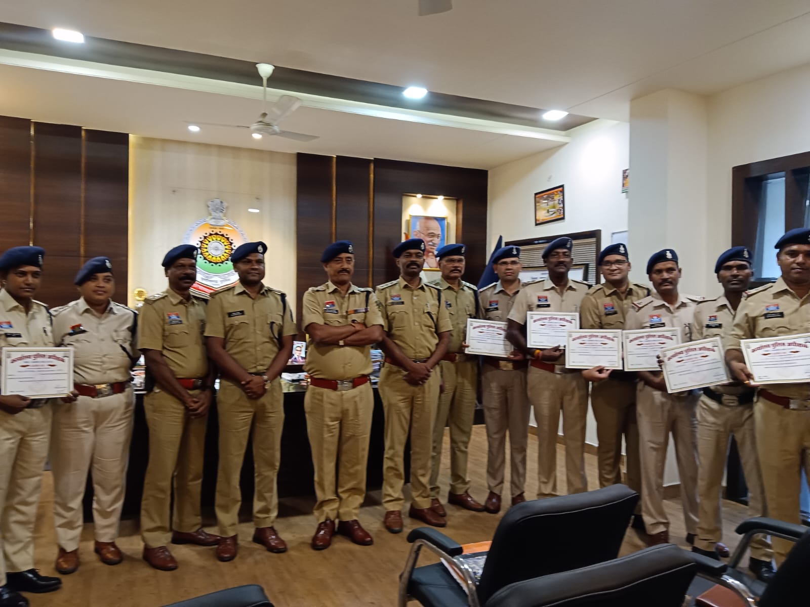 जांजगीर चांपा पुलिस ने उत्कृष्ट कार्य करने वाले 15 पुलिस कर्मियों को दिया प्रशस्ति पत्र