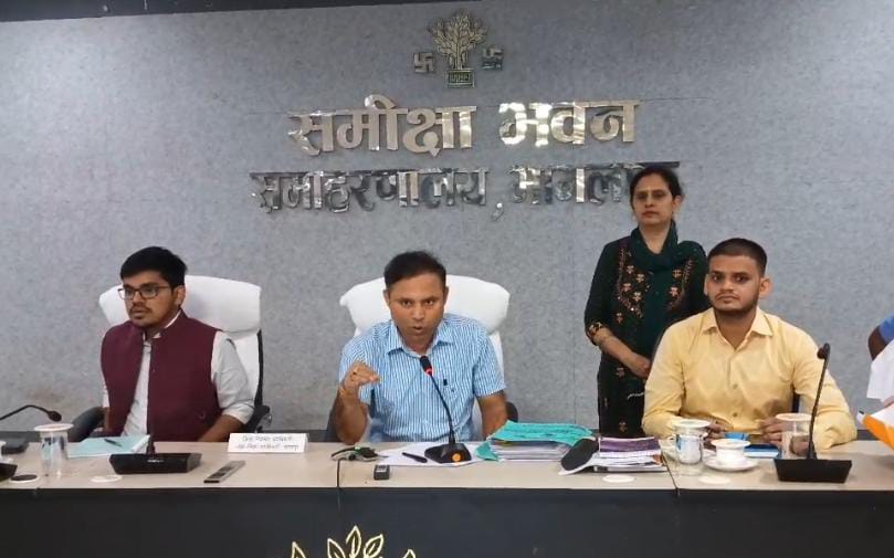 जानकारी देते जिलाधिकारी
