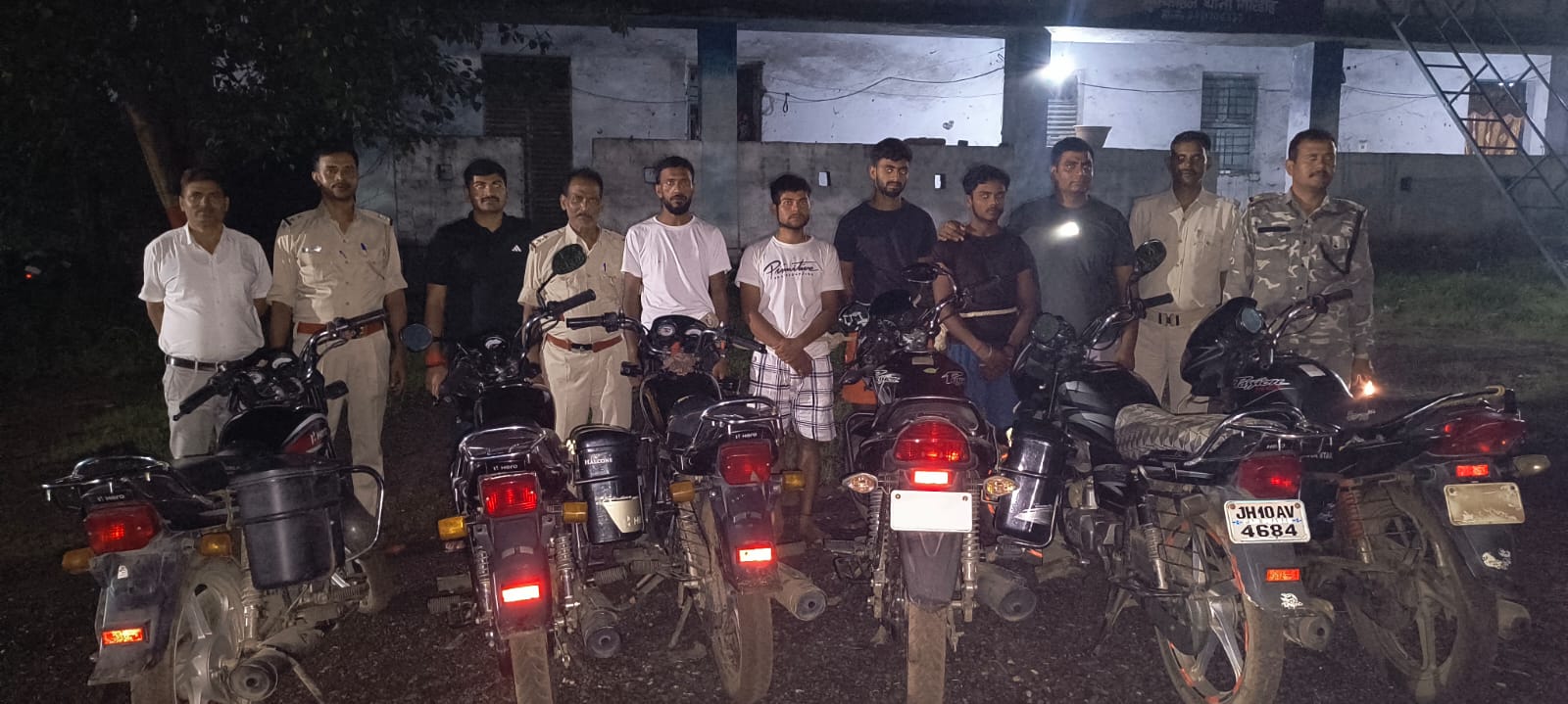 ऑपरेशन रेल प्रहरी के तहत आरपीएफ मधुपुर पोस्ट की बड़ी उपलब्धि ऑपरेशन रेल प्रहरी के तहत आरपीएफ मधुपुर पोस्ट की बड़ी उपलब्धि