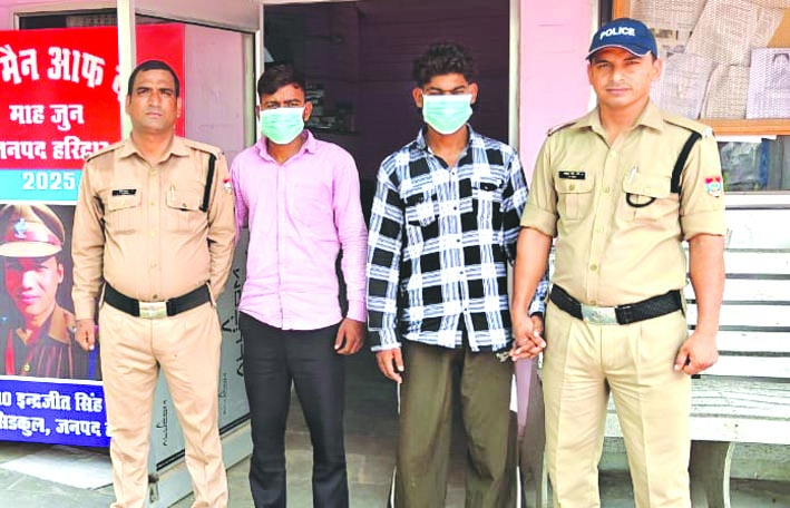पुलिस गिरफ्त में आरोपित