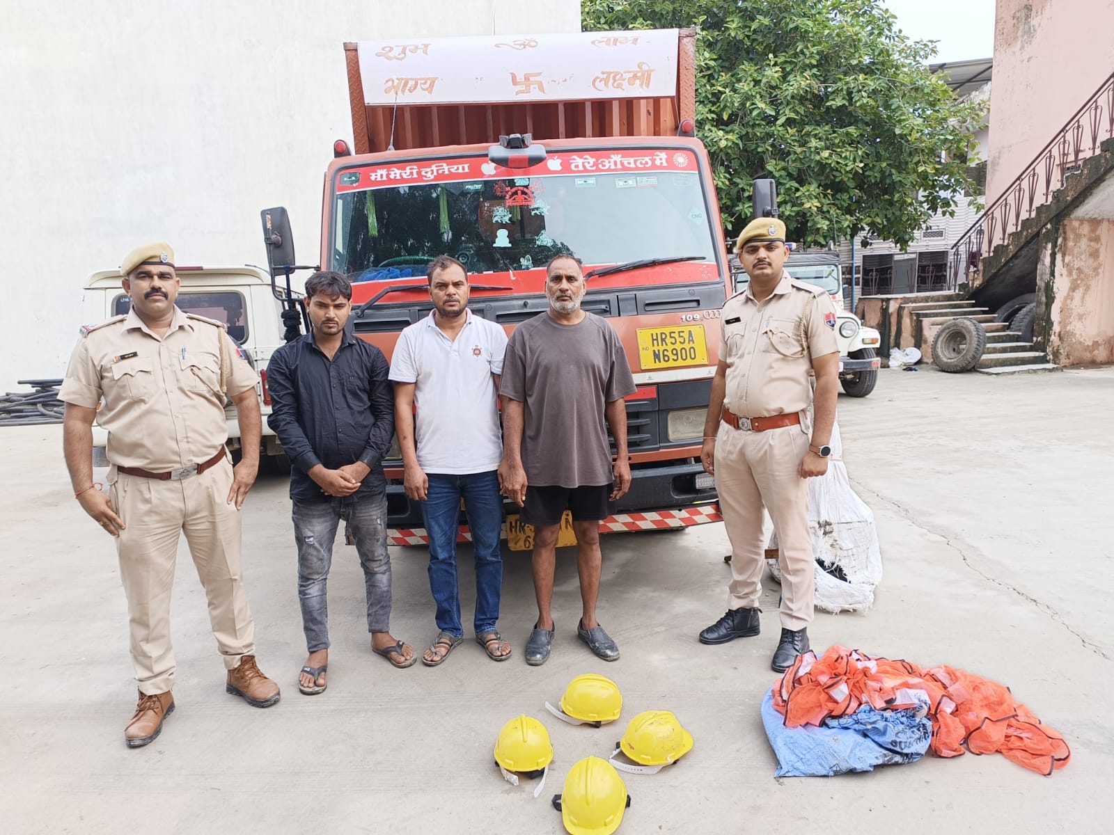 महाराष्ट्र से हुई केबल चोरी के आरोपियों को चित्तौड़गढ़ की निंबाहेड़ा पुलिस ने गिरफ्तार किया। महाराष्ट्र से हुई केबल चोरी के आरोपियों को चित्तौड़गढ़ की निंबाहेड़ा पुलिस ने गिरफ्तार किया।