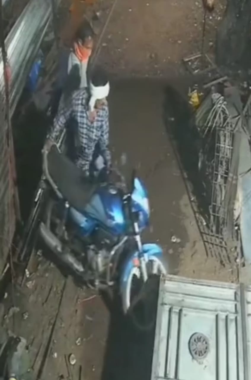 बाइक चोरी, वारदात सीसीटीव्ही.केमरे में कैद