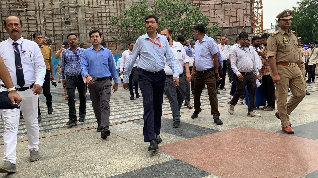 उत्तर रेलवे के मंडल रेल प्रबंधक वाराणसी जंक्शन का निरीक्षण करते हुए उत्तर रेलवे के मंडल रेल प्रबंधक वाराणसी जंक्शन का निरीक्षण करते हुए