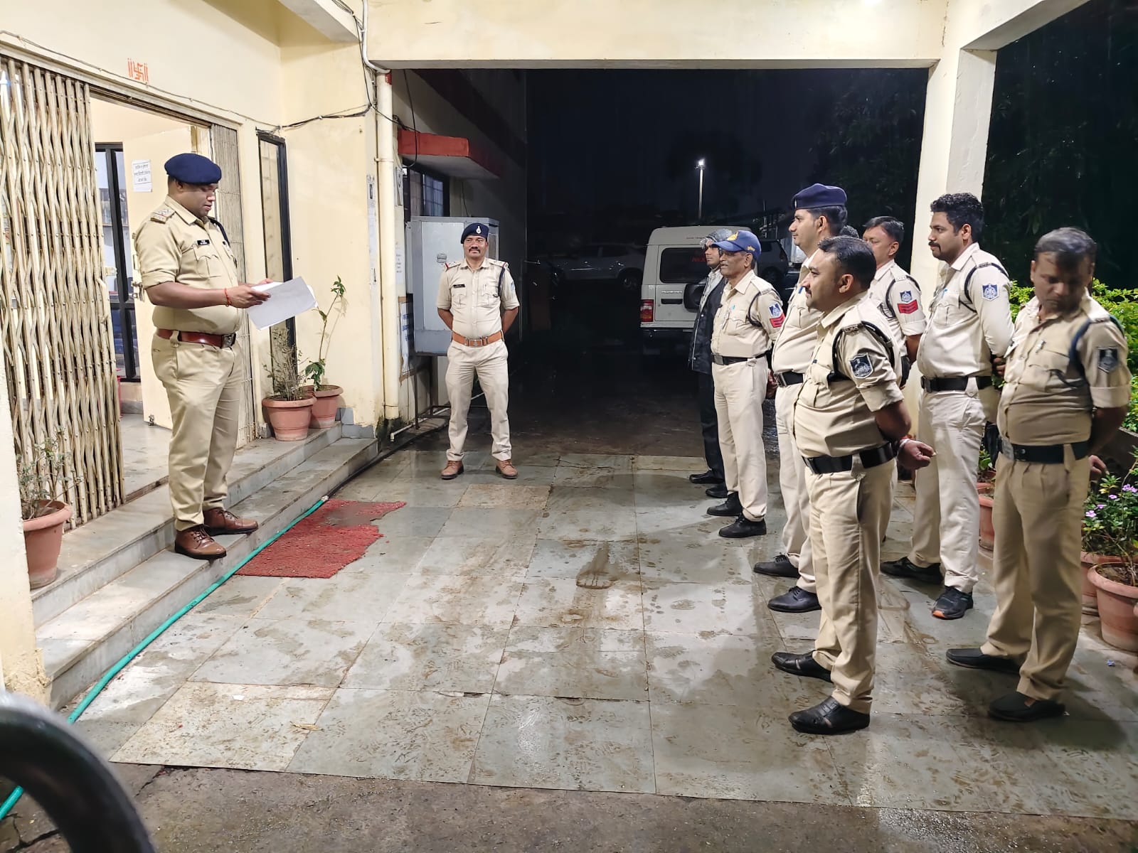 Seoni: Seoni police arrested 74 warrants and checked 81 surveillance/ goons during combing patrol Seoni: Seoni police arrested 74 warrants and checked 81 surveillance/ goons during combing patrol