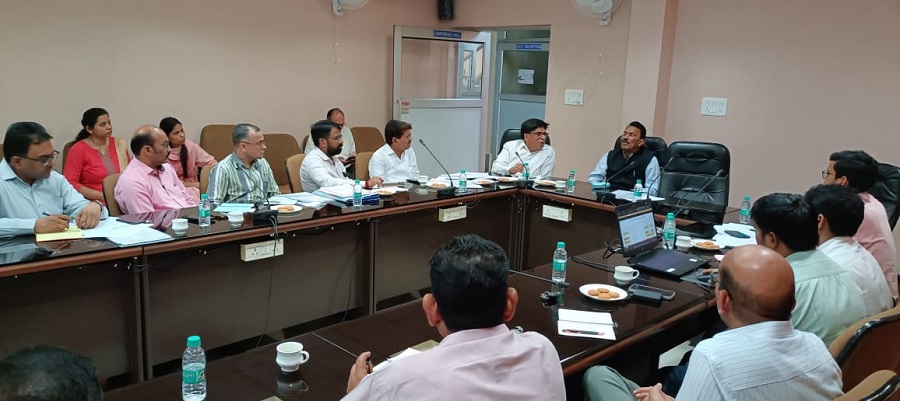 समीक्षा करते हुए मंत्री तुलसीराम सिलावट समीक्षा करते हुए मंत्री तुलसीराम सिलावट