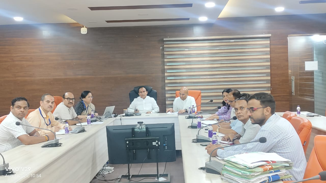 सचिवालय स्थित डीएमएमसी सभागार में उच्च शिक्षा मंत्री डॉ. धन सिंह रावत दून विश्वविद्यालय की समीक्षा बैठक करते। सचिवालय स्थित डीएमएमसी सभागार में उच्च शिक्षा मंत्री डॉ. धन सिंह रावत दून विश्वविद्यालय की समीक्षा बैठक करते।