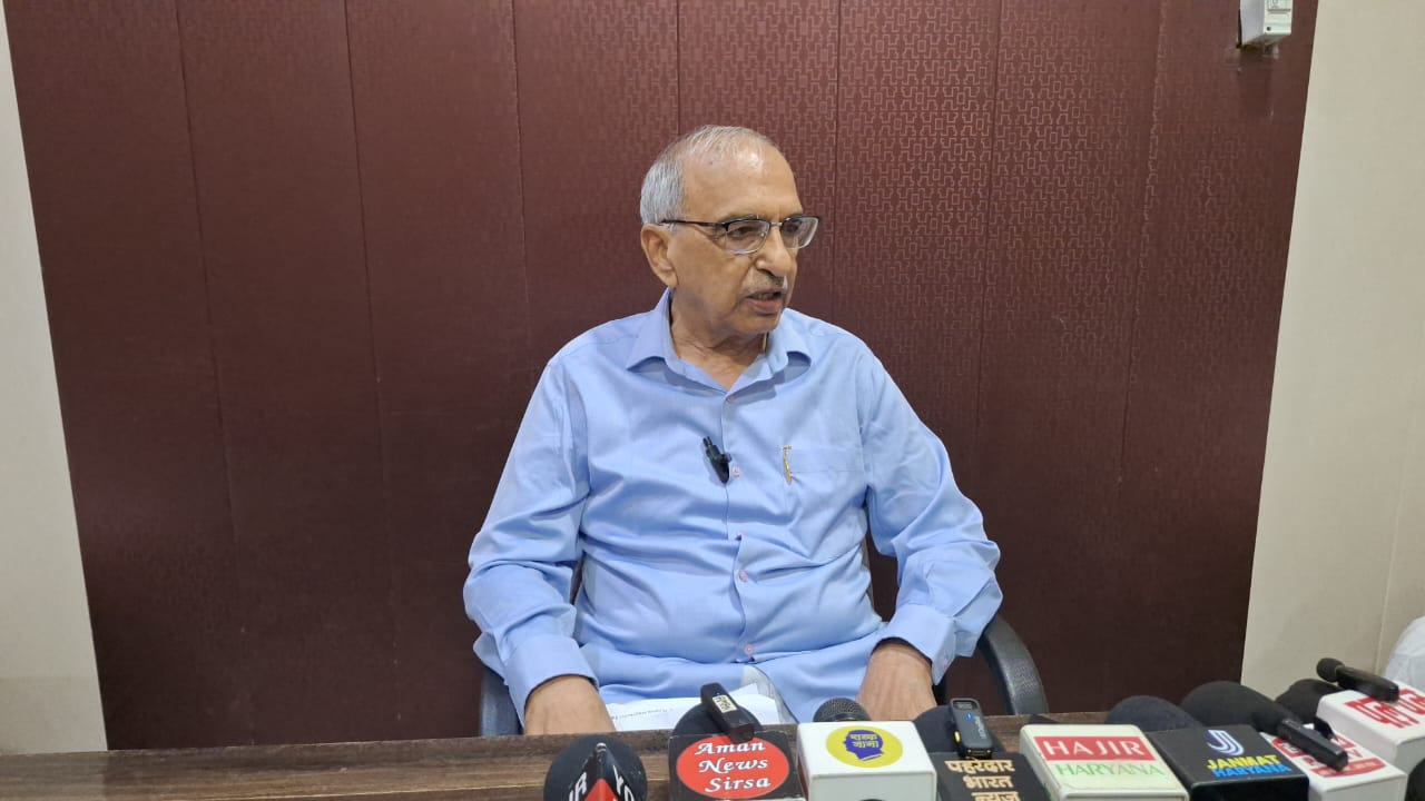 मीडिया से मुखातिब होते पूर्व वित्त मंत्री संपत सिंह। मीडिया से मुखातिब होते पूर्व वित्त मंत्री संपत सिंह।