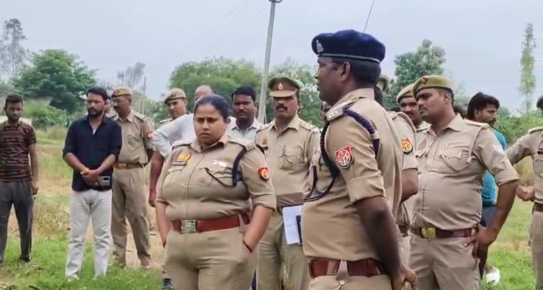 घटनास्थल पर पहुंची एसपी अपर्णा रजत कौशिक निरीक्षण करते हुए घटनास्थल पर पहुंची एसपी अपर्णा रजत कौशिक निरीक्षण करते हुए