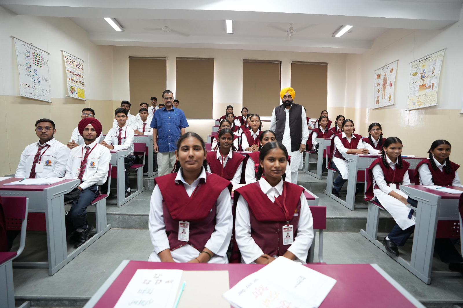 पंजाब के मुख्यमंत्री भगवंत मान व अरविंद केजरीवाल स्कूलाें में नशाें के विरूद्ध जागरूकता पाठयक्रम शुरू करते हुए