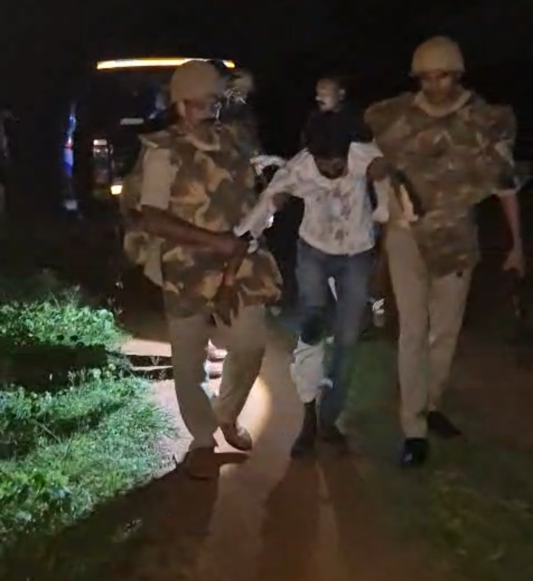 लूट के मामले में वांछित मुठभेड़ में घायल देवराज यादव ।