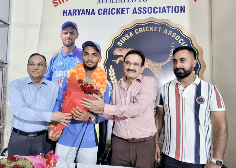 क्रिकेटर कनिष्क चौहान को सम्मानित करते सिरसा क्रिकेट एसोसिएशन के पदाधिकारी। क्रिकेटर कनिष्क चौहान को सम्मानित करते सिरसा क्रिकेट एसोसिएशन के पदाधिकारी।