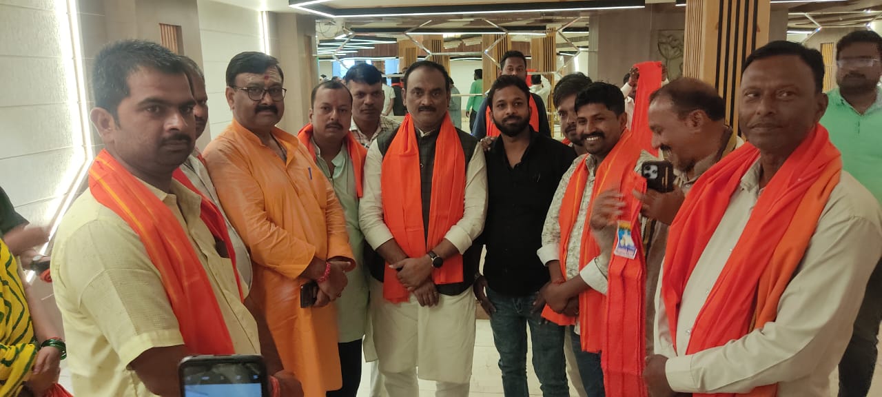 भाजपा प्रयागराज महानगर के मण्डल पदाधिकारियों के साथ महानगर अध्यक्ष का छाया चित्र