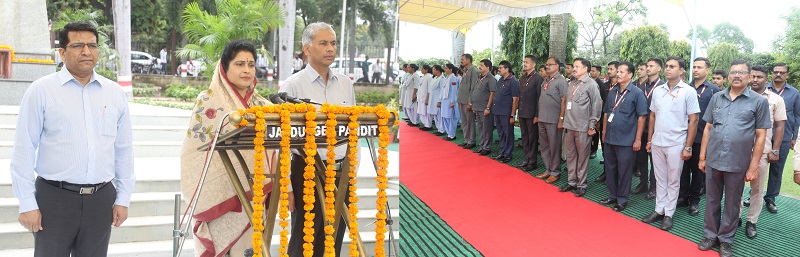 मंत्रालय में राष्ट्र-गीत और राष्ट्र-गान का हुआ सामूहिक गायन मंत्रालय में राष्ट्र-गीत और राष्ट्र-गान का हुआ सामूहिक गायन