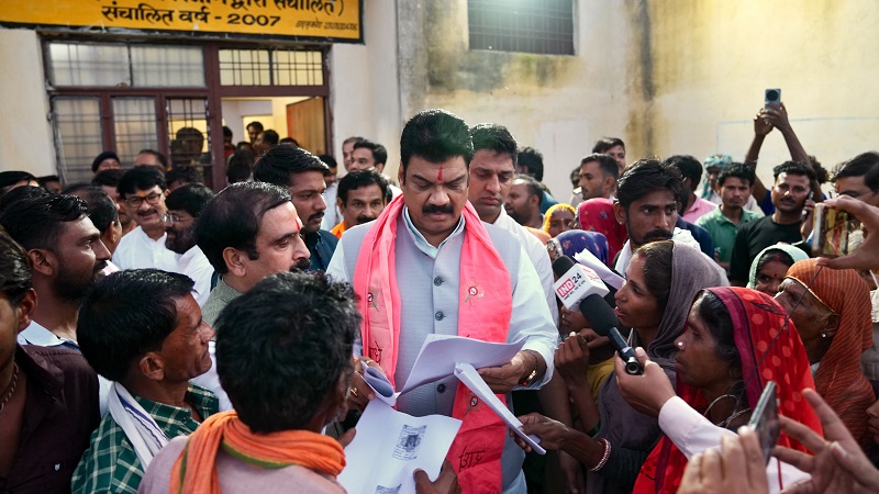 बाढ़ प्रभावितों से मिलने गुना पहुंचे खाद्य मंत्री, प्रभावित इलाके के नागरिकों से की मुलाकात बाढ़ प्रभावितों से मिलने गुना पहुंचे खाद्य मंत्री, प्रभावित इलाके के नागरिकों से की मुलाकात
